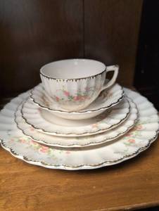 lot 311 image: Pink Floral Tea Cup Set with Gold Trim