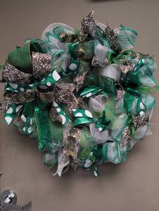 lot 315 image: Elegant Green and Silver Mesh Door Wreath