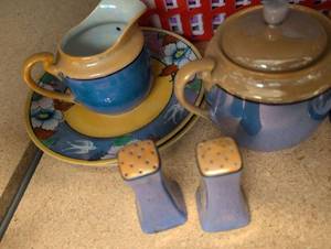 lot 321 image: Japanese Hand-Painted Tea Set with Floral Design