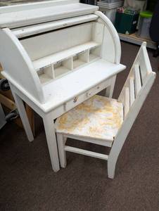 lot 331 image: White Roll Top Childs Desk and Chair Set