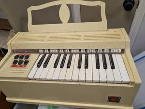 lot 332 image: General Electric Chord Organ