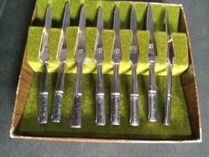 lot 2881 image: Set of 8 Sterling Silver Butter Knives in Original Box