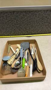 lot 1059 image: Lot of Mixed Kitchen Utensils