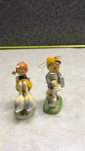 lot 1073 image: Children with Geese Plastic Figurines