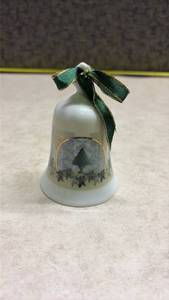 lot 1099 image: Decorative Christmas Bell with Winter Scene. (SSGrandma)
