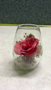 lot 1109 image: Decorative Red Rose Glass Globe. (SSGrandma)