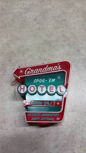 lot 1113 image: Grandmas Hotel Decorative Sign Ornament. (SSGrandma)