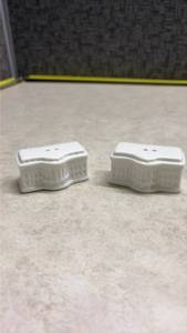 lot 1140 image: White House Salt and Pepper Shakers. (SS)