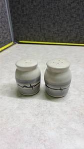 lot 1142 image: Ceramic Salt and Pepper Shaker Set. (SS)