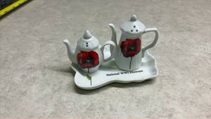 lot 1143 image: National WWI Museum Commemorative Poppy Salt & Pepper Set - Glued to Base. (SS)