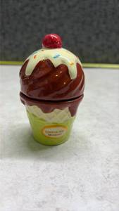 lot 1148 image: Chocolate Moment Decorative Ice cream Salt and Pepper Shaker - Glued. (SS)