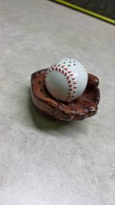 lot 1149 image: Baseball and Glove Salt and Pepper Shaker Set - Glued. (SS)