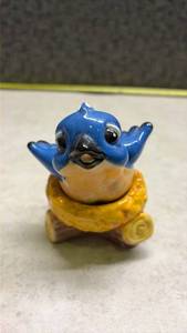 lot 1152 image: Blue Bird on Branch Salt and Pepper Shaker - Glued. (SS)