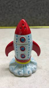 lot 1153 image: Decorative Ceramic Rocket Ship Salt and Pepper Shakers - Glued. (SS)