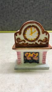 lot 1154 image: Decorative Ceramic Mantel Clock Salt and Pepper Shaker - Glued. (SS)
