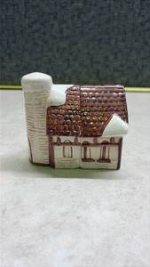 lot 1155 image: Decorative Ceramic House Salt and Pepper Shaker Set - Glued. (SS)