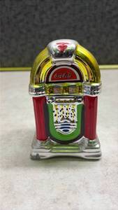 lot 1156 image: Coca-Cola Rock n Roll Jukebox Salt and Pepper Shaker - Glued. (SS)