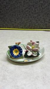 lot 1157 image: Decorative Porcelain Flowers Salt and Pepper Shakers - Glued to Base. (SS)