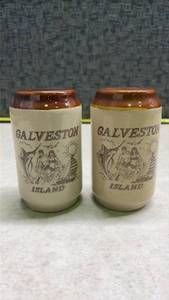 lot 1172 image: Galveston Island Souvenir Salt and Pepper Shakers. (SS)