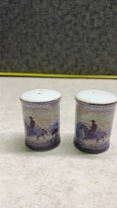lot 1174 image: Texas Scene Salt and Pepper Shakers. (SS)