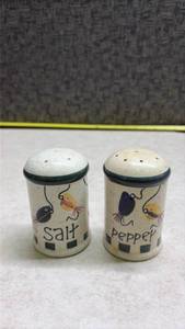lot 1189 image: Hand-Painted Fish Salt and Pepper Shaker Set