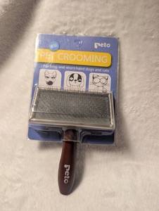 lot 2145 image: Peto Pet Grooming Brush for Cats and Dogs