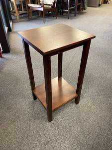 lot 108 image: Brown end table 25 x 14 x 13 in