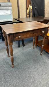 lot 112 image: American of Martinsville single drawer desk 30 x 34 x 20 in