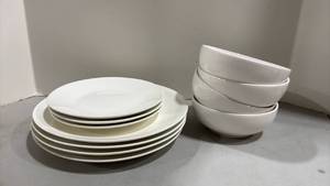 lot 1055 image: White Porcelain Dinnerware Set