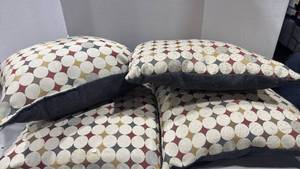 lot 1109 image: Decorative throw pillows