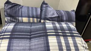 lot 1110 image: King size comforter and pillows