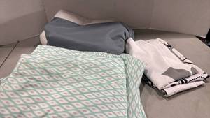 lot 1112 image: Queen sheets, pillow cases and skirt