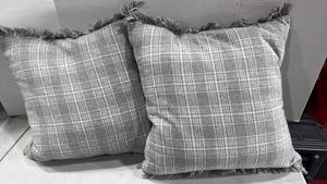 lot 1113 image: Throw pillows