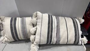 lot 1114 image: Throw pillows