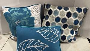 lot 1115 image: Throw pillows
