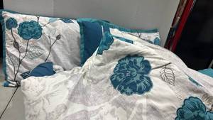 lot 1116 image: Fullqueen size comforter set with pillows