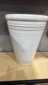 lot 1139 image: Plastic planters 20x15