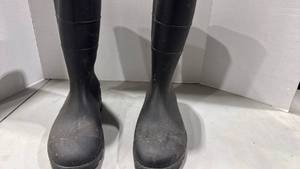 lot 1157 image: Rubber boots size 11