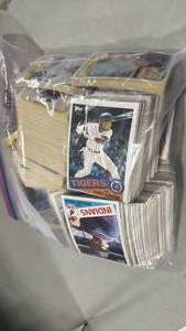 lot 2067 image: Various baseball cards