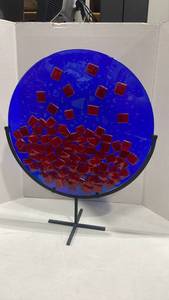 lot 3101 image: Art glass disc decor 18 in diameter on stand