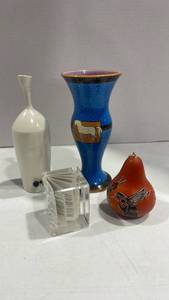 lot 3108 image: Bud vases and other home decor