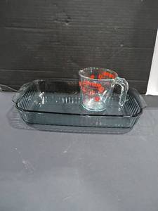 lot 3136 image: Pyrex Baking Dish 13 x 9 and Measuring Cup