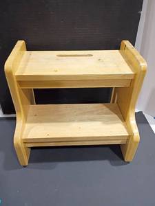 lot 3142 image: Step Stool