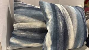 lot 3152 image: Throw pillows