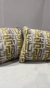 lot 3153 image: Throw pillows
