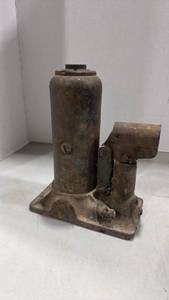 lot 3170 image: Vintage bottle jack
