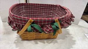 lot 4000 image: Longaberger basket with insert