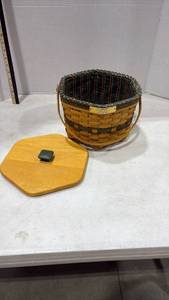 lot 4004 image: Longaberger Snowflake Basket 1997 Christmas Collection