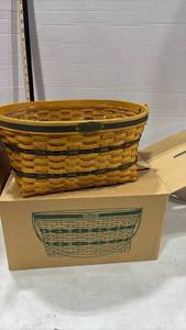 lot 4008 image: Longaberger Traditions Collection Family Basket 1995