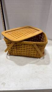 lot 4021 image: Longaberger picnic basket with liner